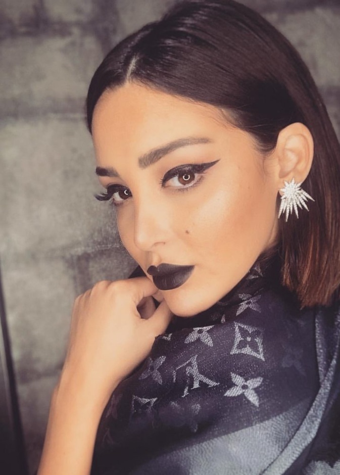 أحمر شفاه بني وقوي من اختيار بسمة بوسيل