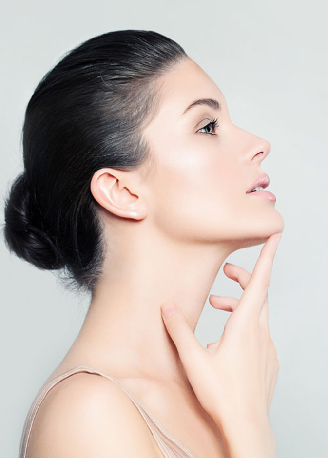 من أهم فوائد عملية حقن الرقبة هي التخلص من التجاعيد والترهلات في جميع أنحاء الرقبة