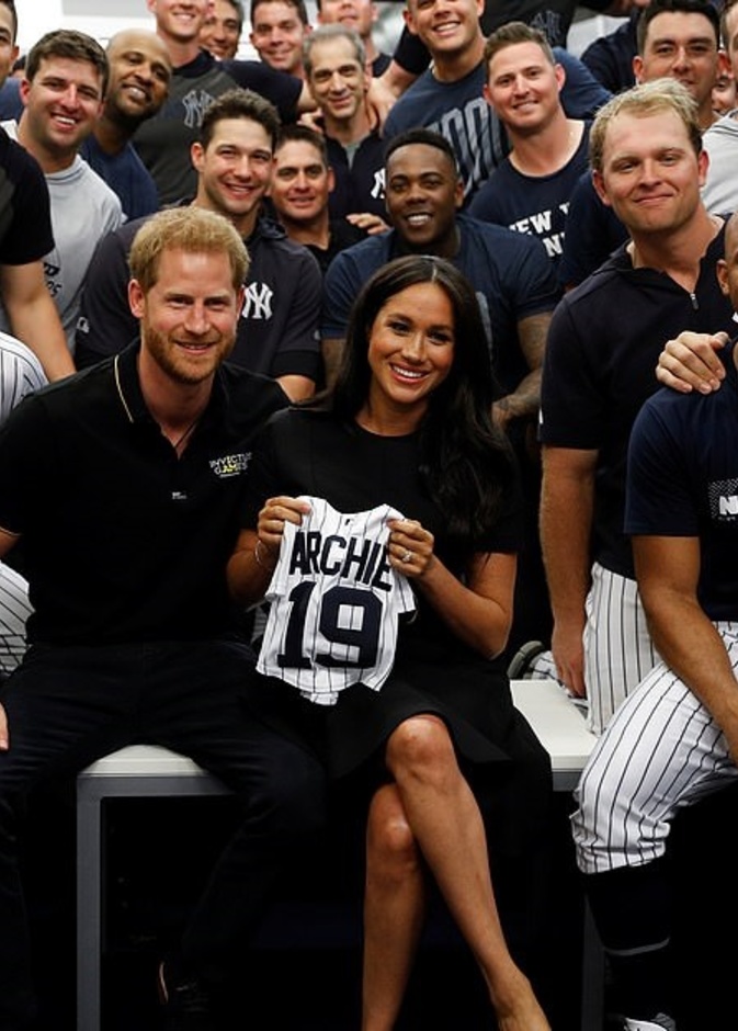 فريق New York Yankees يُهدي أرتشي ابن ميغان وهاري القميص الخاص بالفريق