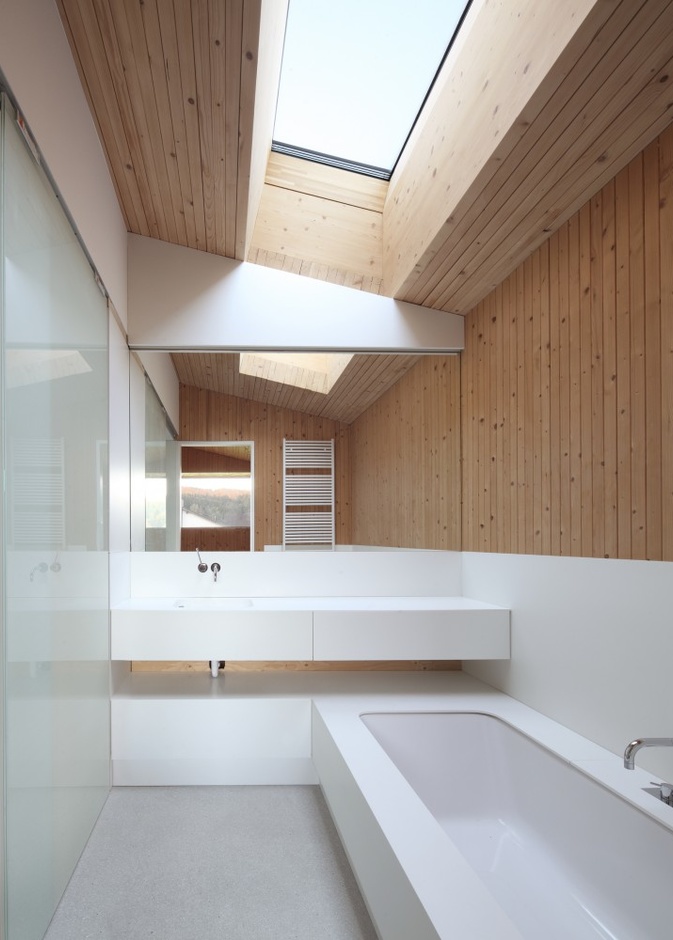 المقعد الخشبي يميز ديكور الحمام المودرن بلونه الأبيض الناصع