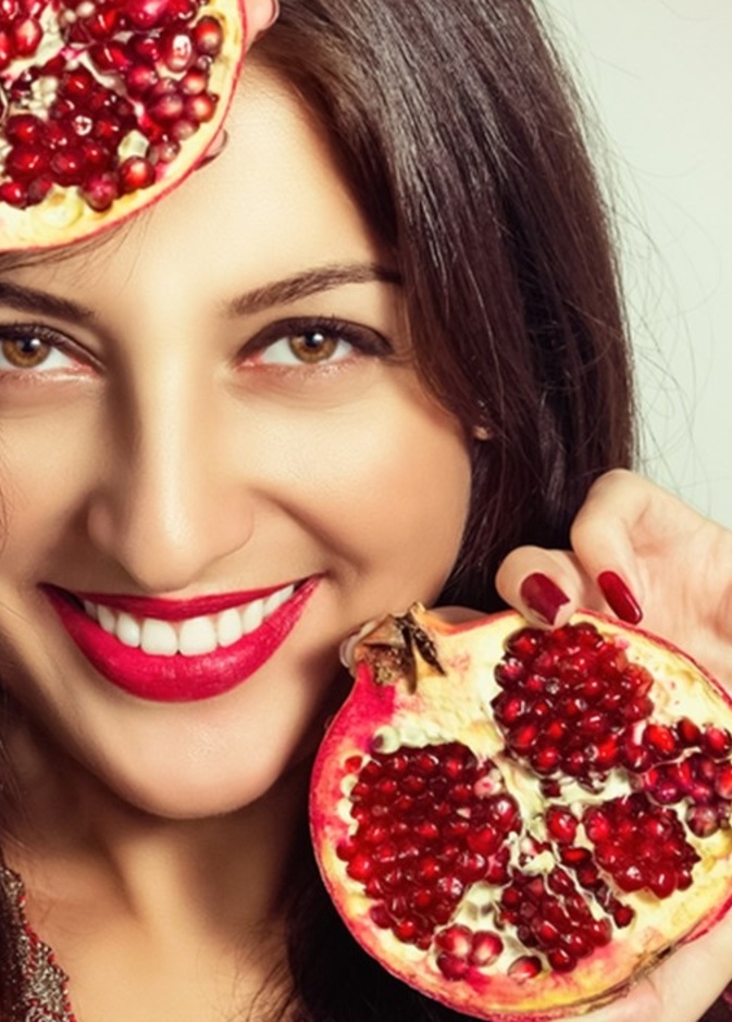 مشروب عصير الرمان بدون إضافات مفيد لصحة العروس قبل وبعد الزواج