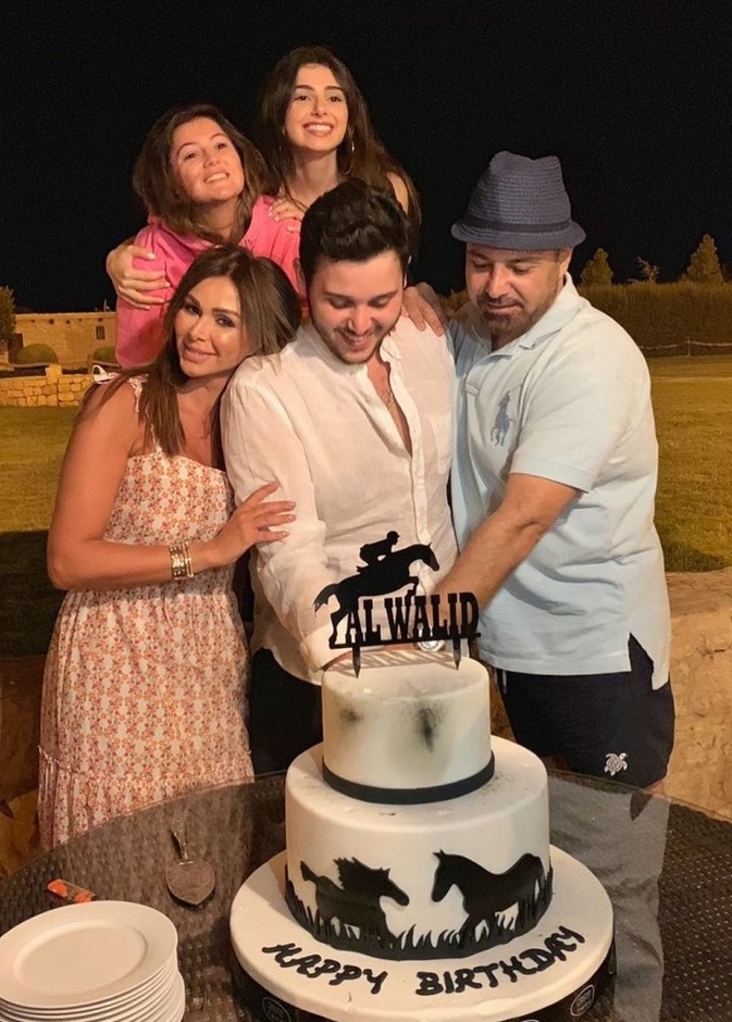 نشر الوليد الحلاني صورة له مع عائلته أثناء احتفالهم بعيد ميلاده