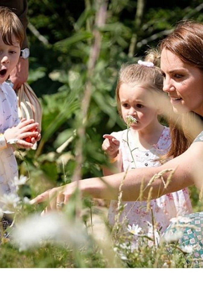 كيت ميدلتون تُدهش الأطفال في نزهة لاستكشاف الطبيعية في حديقة قصر هامبتون