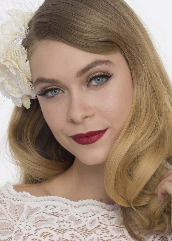 أحمر الشفاه الأحمر لبشرة العروس الحنطية يوم الزفاف