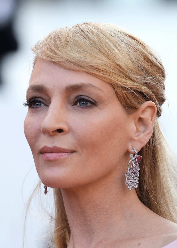 أوما ثورما زينت إطلالتها بزوج من الأقراط الأنيقة من ماركة Anna Hu 