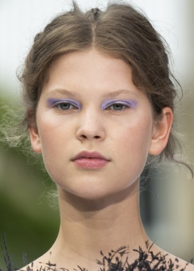 خطوط الآيلاينر البنية على الجفنين العلوي والسفلى من Tony Ward