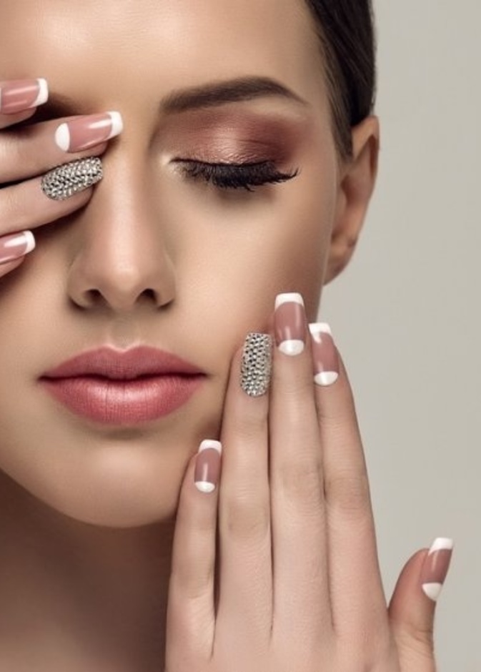 اختاري اللون الأزرق لليد السمراء