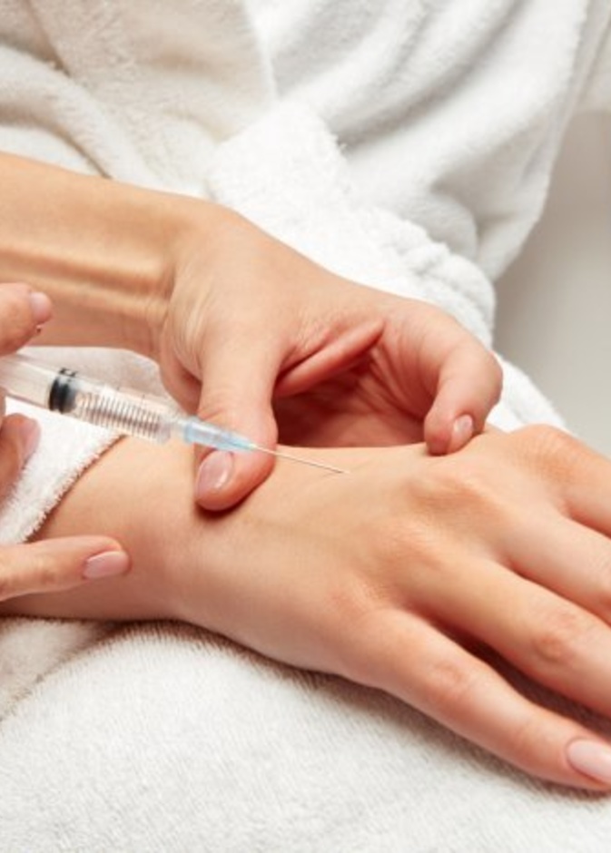 اخضعي لعملية تجميل اليدين للتخلص من علامات الشيخوخة والتجاعيد