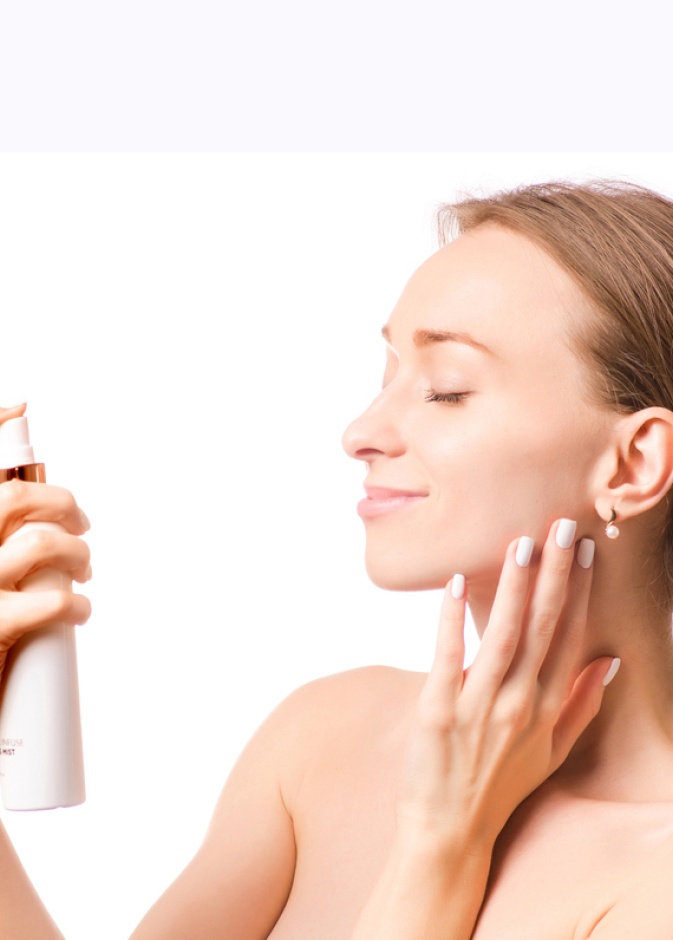 استخدمي رذاذ تثبيت المكياج الطبيعي