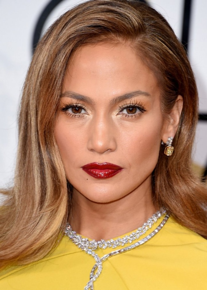 اختاري احمر الشفاه أحمر داكن لمكياج عيون ذهبي يناسب إطلالتك