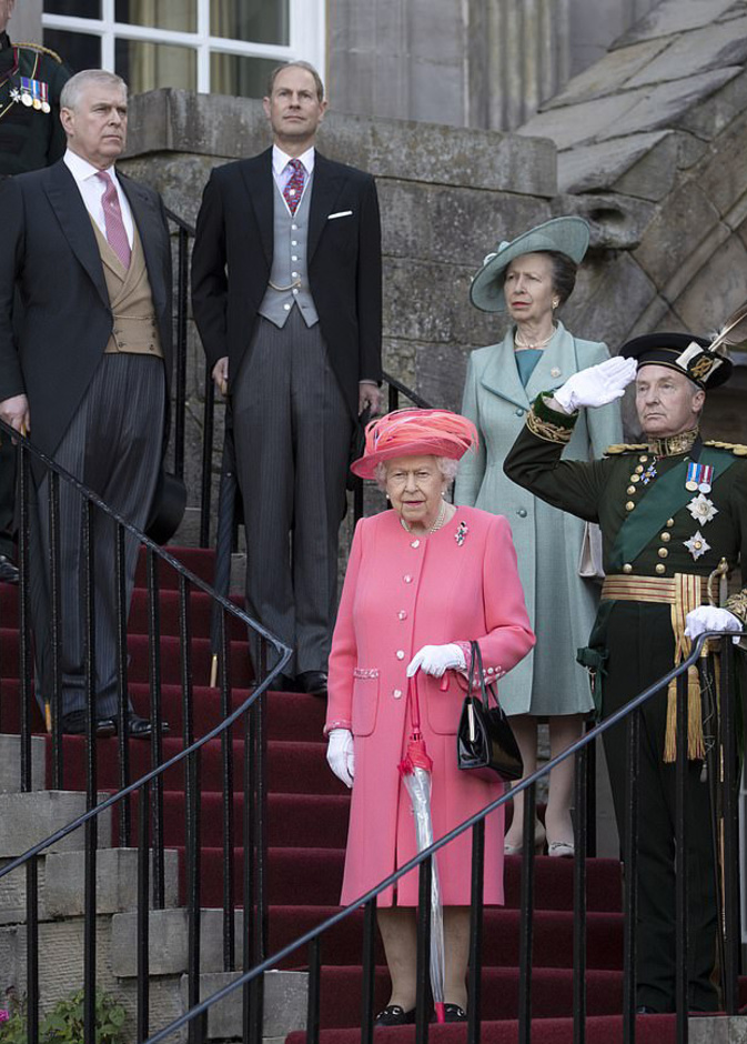 ملكة بريطانيا تستضيف حفل حديقة جديد في قصر هوليرود