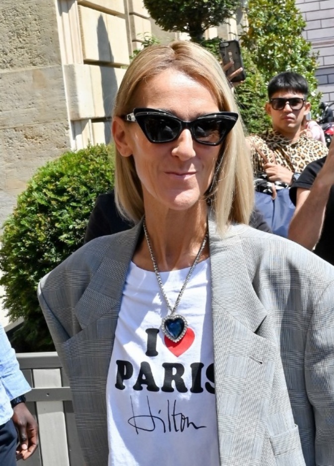 سيلين ديون تعبر عن حبها لباريس على طريقتها وترتدي قلادة من وحي تايتانيك