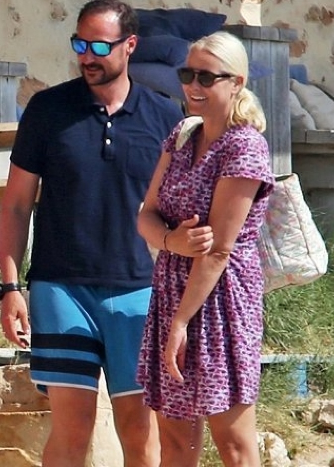 العائلة المالكة النرويجية في عطلة سياحية في فورمينتيرا