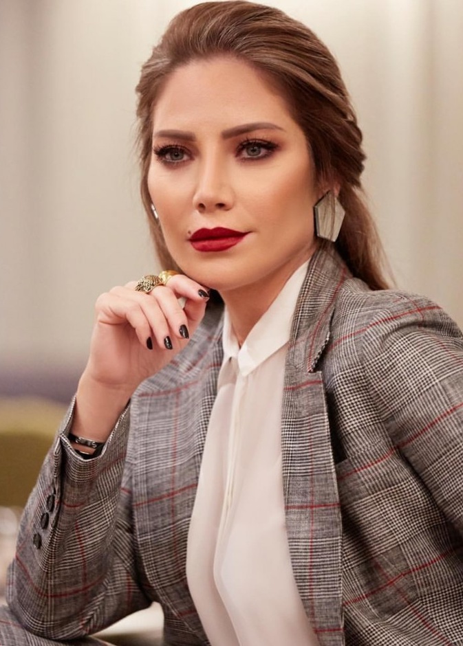 أحمر شفاه قوي مع تطبيق مكياج سلافة معمار البارز