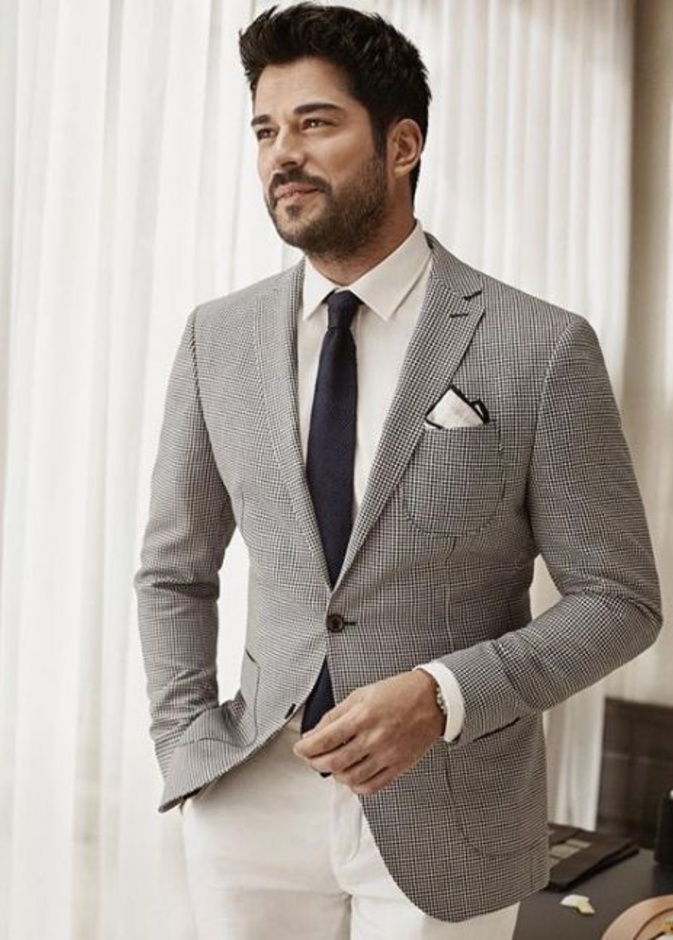 أغلب الصور التي ينشرها بوراك على صفحته على إنستقرام يطلّ فيها بالبدلة الرسمية