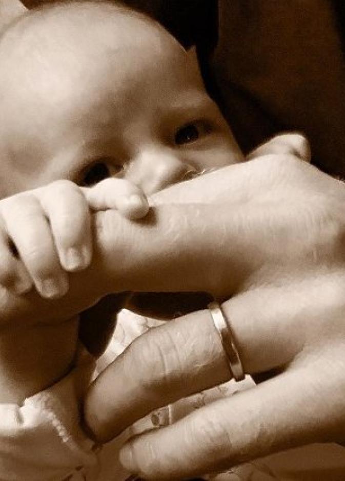 الأمير هاري وميغان ماركل يقدمان طفلهما للعالم