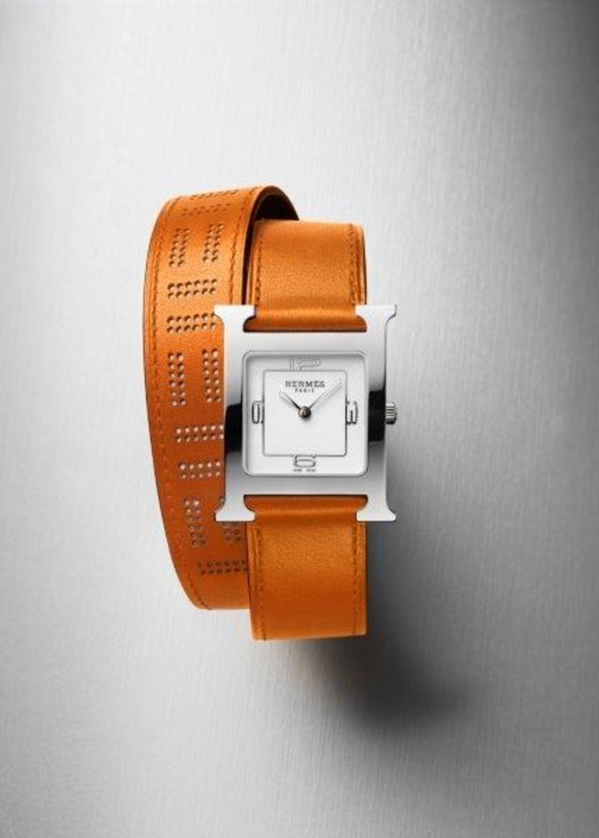 ساعة Heure H المُزينّة بحزام مزدوج به زخارف ذات ثقوب جميلة مشمشية اللون