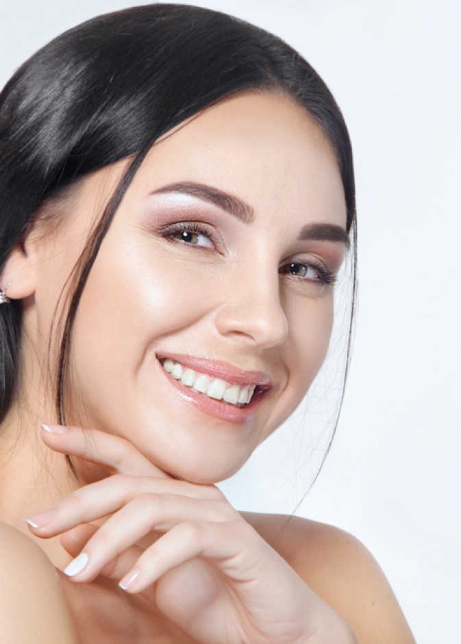 ضعي ثلاث الى اربع نقات من زيت بذور العنب لتغطية وجهك كاملا