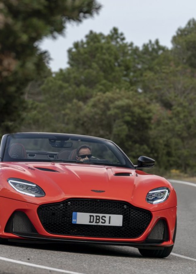 أستون مارتن تطرح نسخة قابلة للكشف من سوبر ليجيرا الخريف المقبل