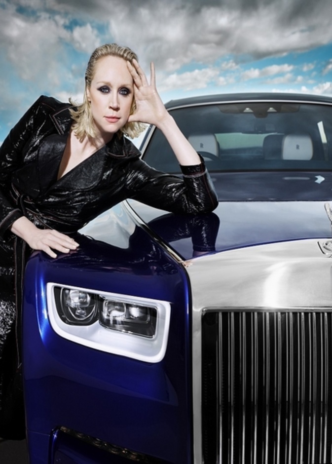 غويندولين كريستي الى جانب سيارة فانتوم