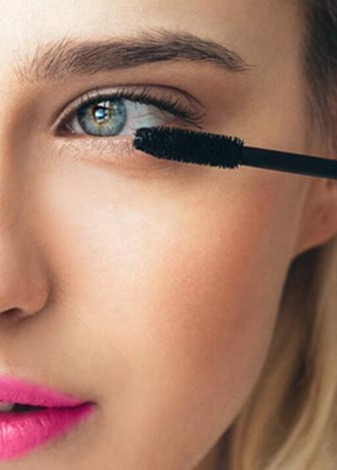 استخدمي الزيوت لفرك رموشك ومنحها طول وكثافة