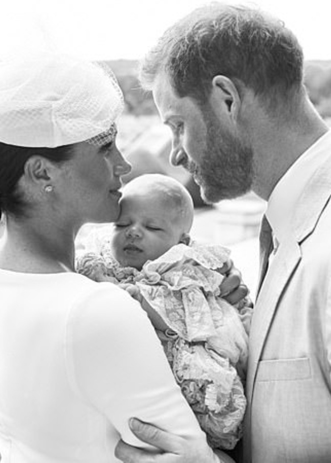 الأمير هاري وميغان ماركل يقدمان طفلهما للعالم