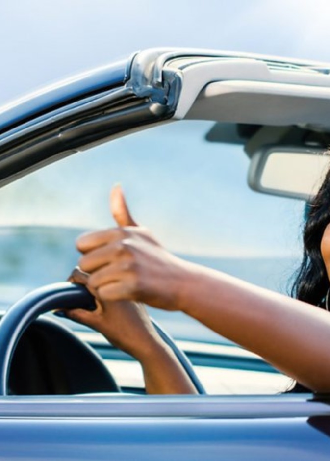 احرصي على الجلوس في وضع الجلوس الصحيح أثناء القيادة