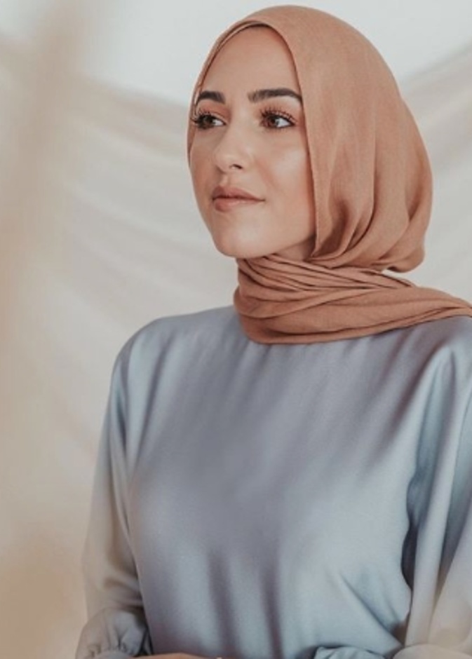 اختارت نبيلة كريم الحجاب باللون الأسود بأسلوب اللفّة المسترخي