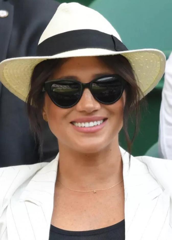 رسمات آيلاينر سوداء مع اطلالات ميغان ماركل Meghan Markle الجمالية