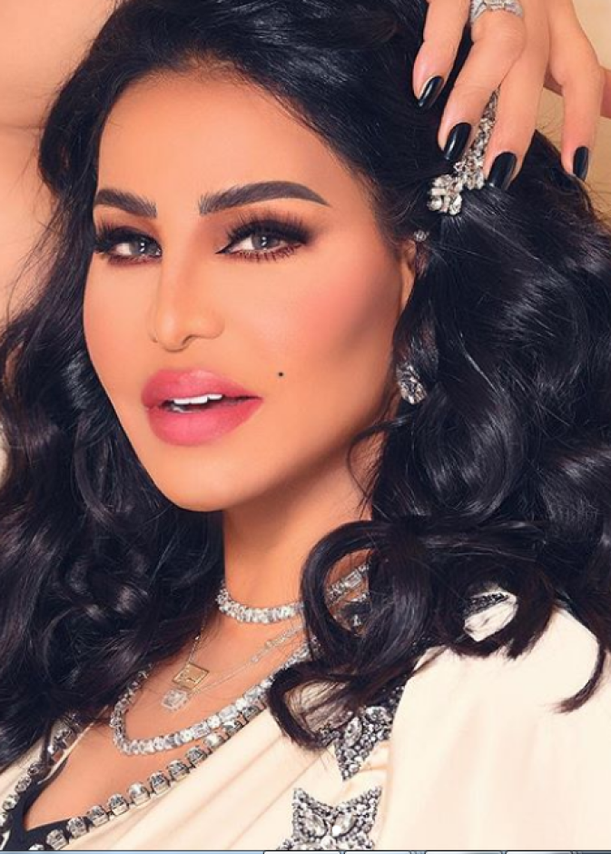 النجمة أحلام بالمكياج البرونزي الفخم