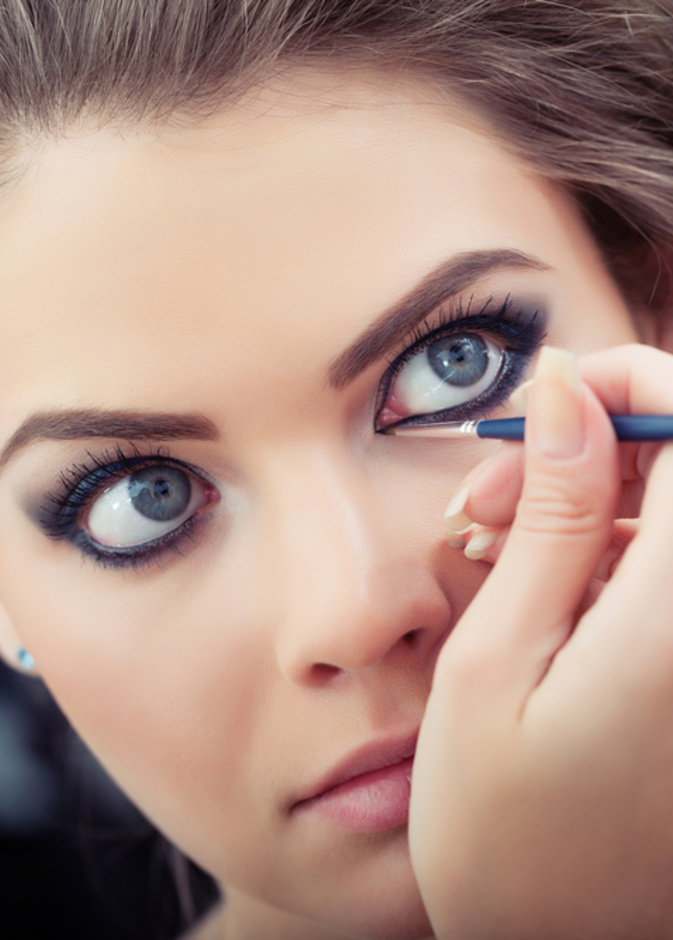 استخدمي نواة التمر في الكحل لانه لا يسبب التهابات في العين