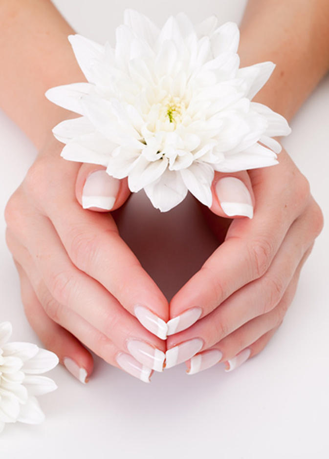 احصلي على شكل أكريليك أظافر جميل وبسيط يوم عرسك من خلال أكريليك أظافر مربعة كلاسيكية