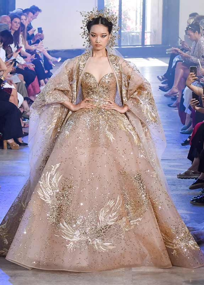 فستان من ايلي صعب