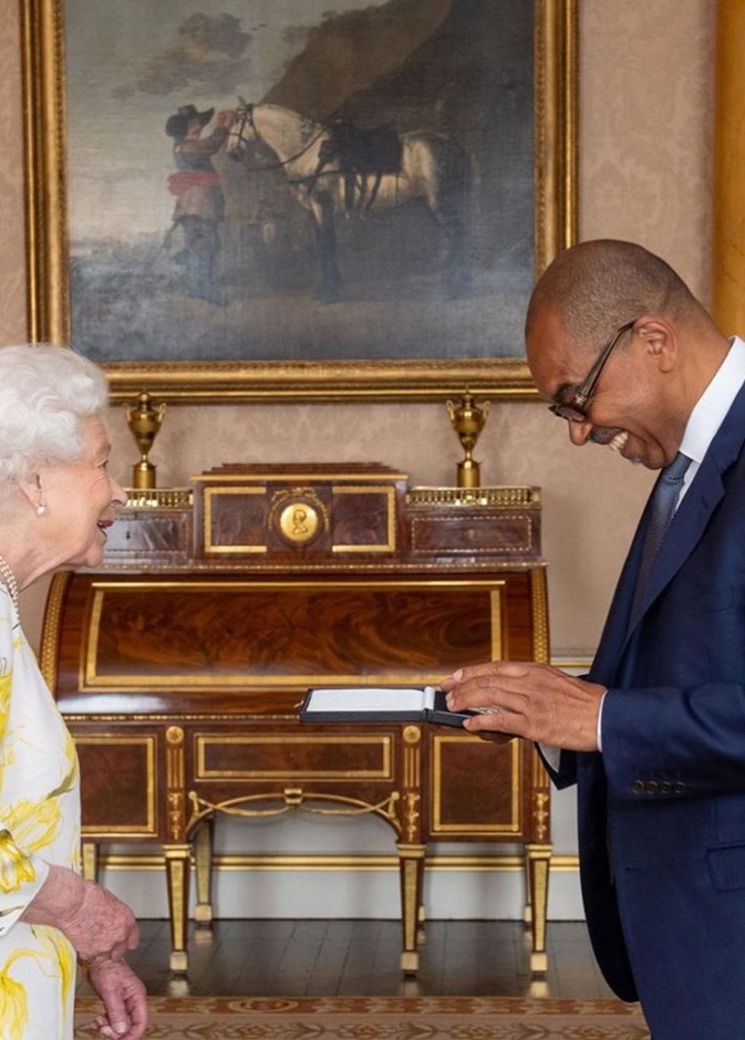 صورة تُظهر فرحة عازف الجاز جاري كروسبي أثناء تسلمه الميديلية الموسيقية من الملكة إليزابيث