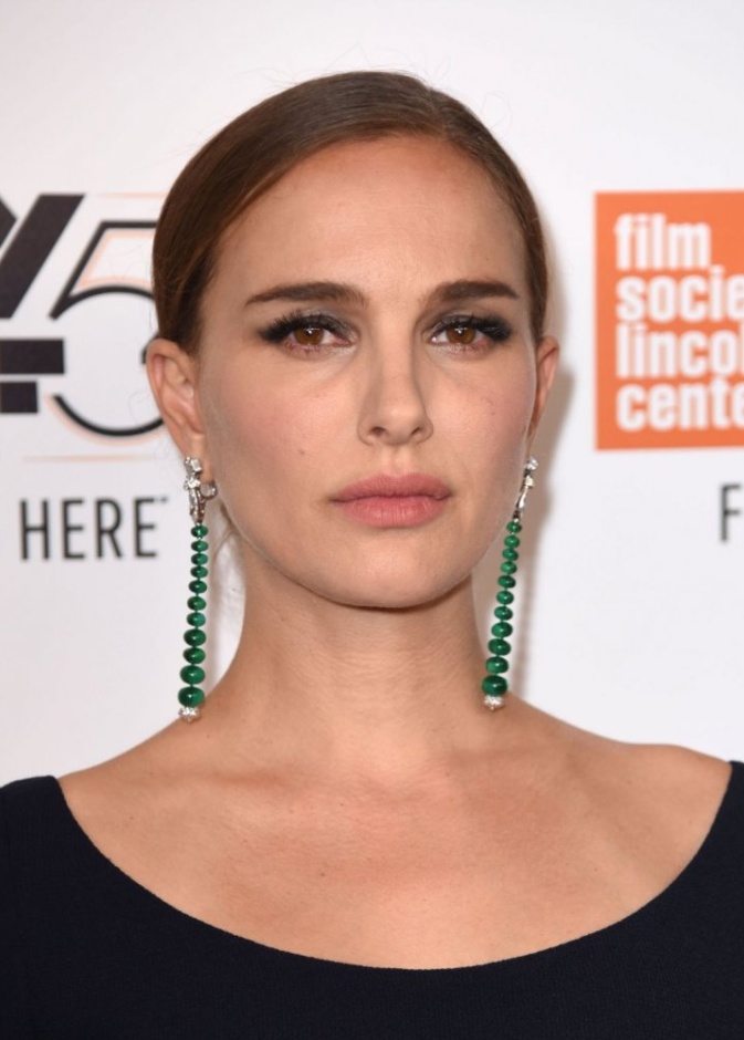 ناتالي بورتمان ظهرت في العرض الأول لفيلم Vox Lux بإطلالة ساحرة