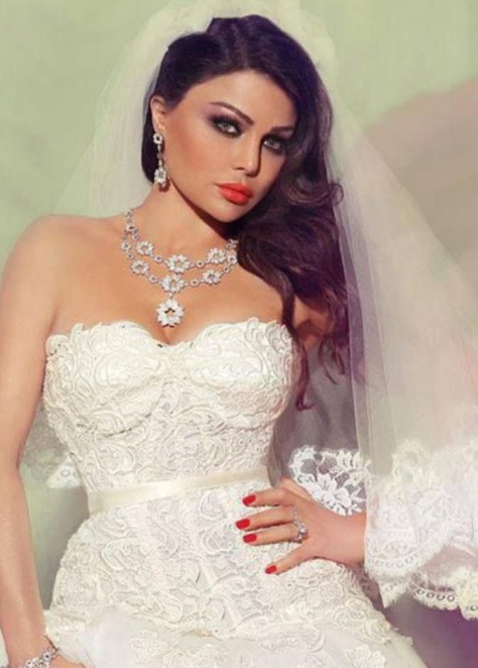 هيفا وهبي تمنح بشرتها بعض الراحة من المكياج