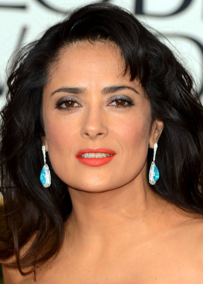 سلمى حايك بقلادة مرصعة بأحجار زبرجد سانتا ماريا