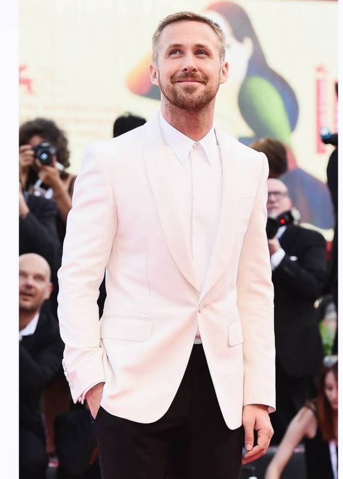 اطلالة كاملة بدرجات اللون الرمادي بالتوب البولو مع السروال القماشي