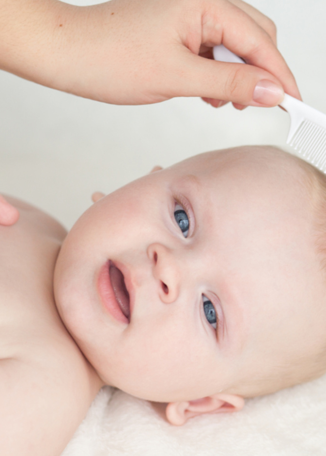 كيف تتعامل الأم مع تساقط شعر الطفل الرضيع ولماذا يحدث