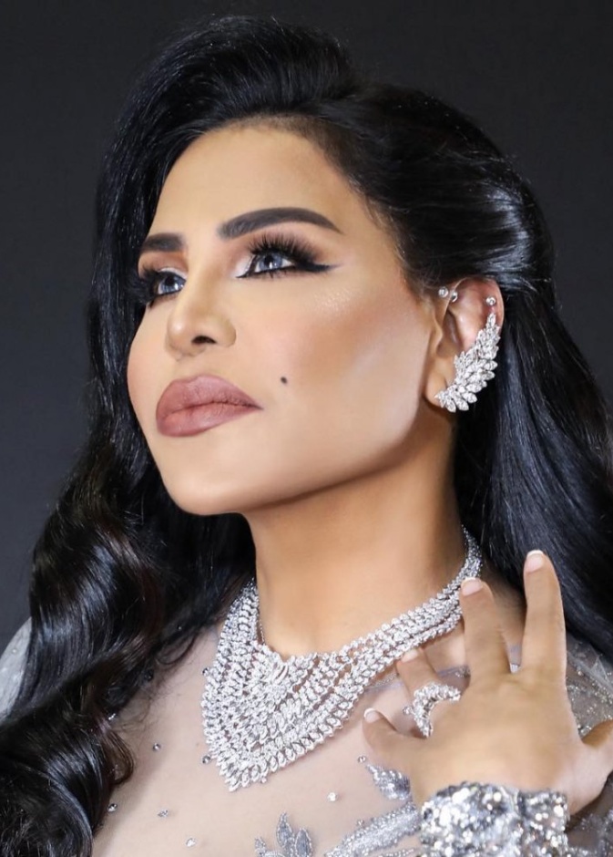 أحلام تعشق الأقراط الفخمة والعصرية