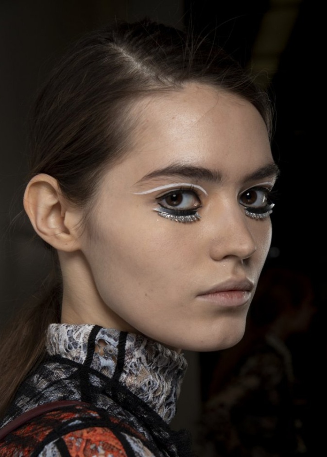 الآيلاينر الأبيض أحدث صيحات الجمال لصيف 2019