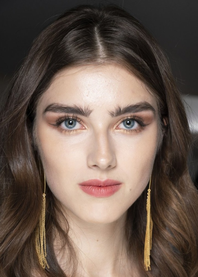 رسمات مكياج عيون بنية بتدرجات مات ‏ منArthur Arbesser