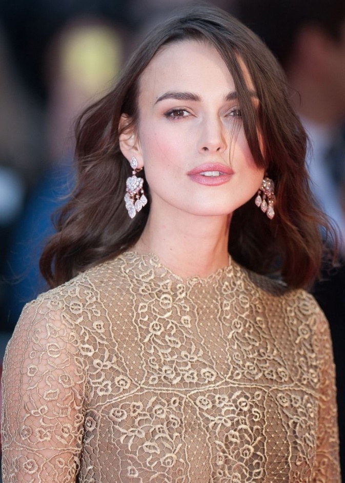  كيرا نايتلي تزينت بزوج من الأقراط الأنيقة المرصعة بأحجار الماس واللؤلؤ