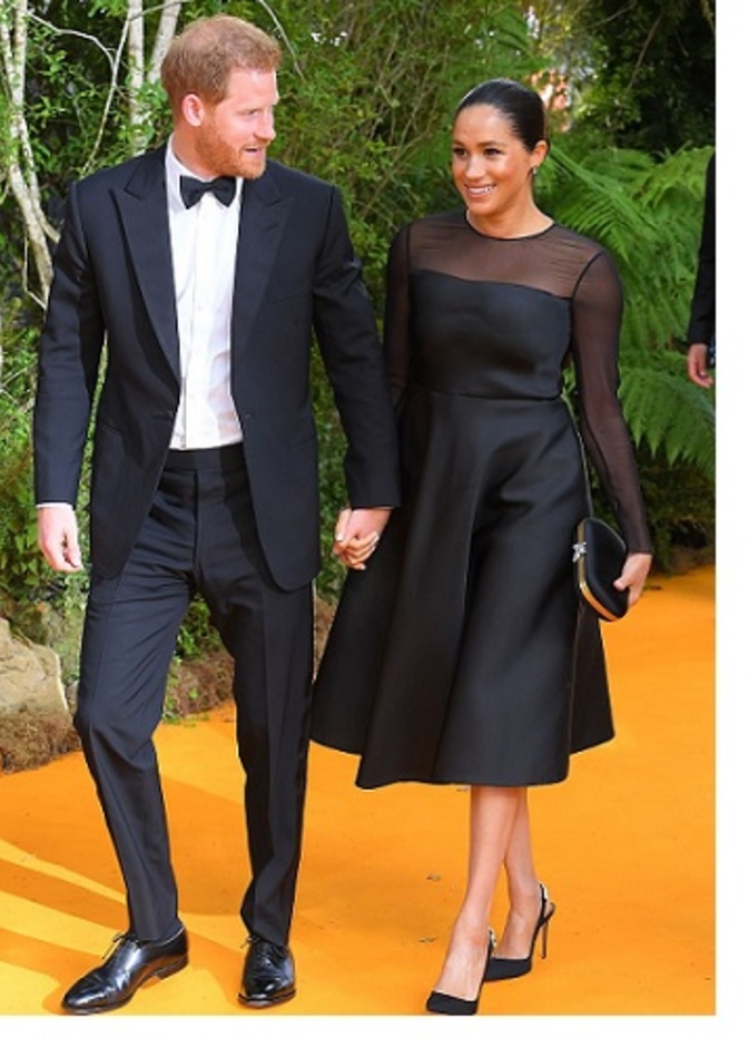 ظهور ميغان ماركل والأمير هاري بإطلالة بسيطة وأنيقة في عرض فيلم Lion King 