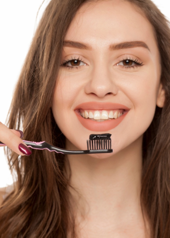 بيضي اسنانك بالفحم الطبيعي والليمون لنتائج رائعة