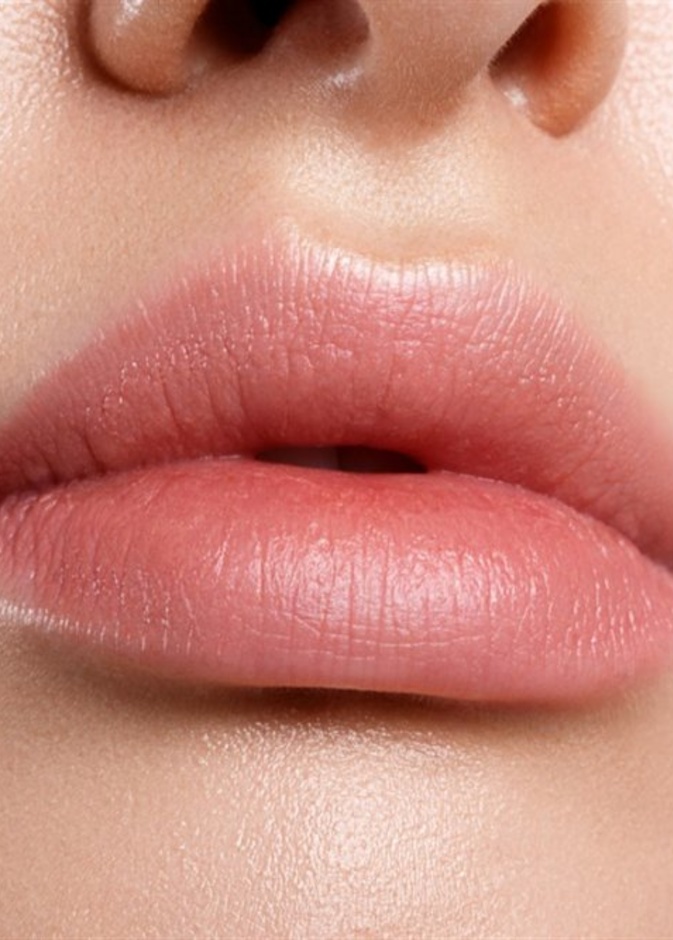 كيفية علاج الشفاه من التشقق والجفاف وطرق توريدها