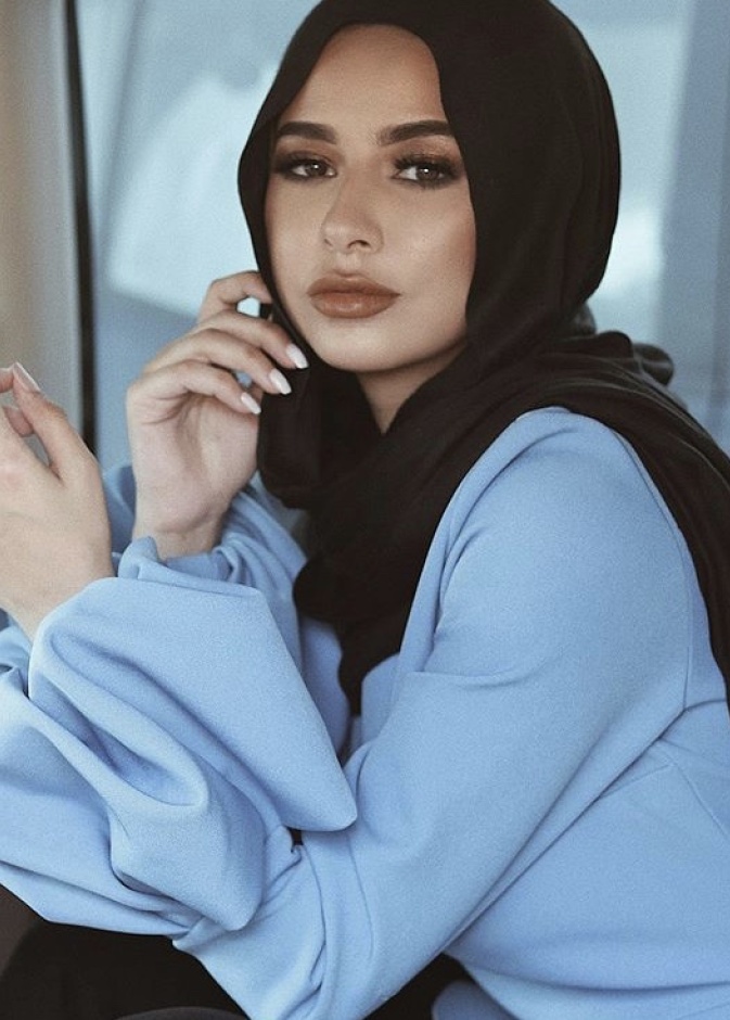الطرحة الكلاسيكية باللون الأسود على طريقة يارا النملة