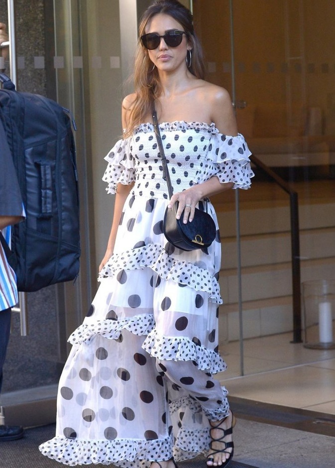 جيسيكا ألبا بإطلالة صيفية ملفتة في شوارع نيويورك