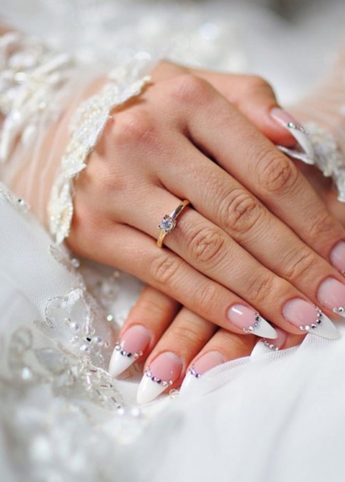  إذا كنت تملكين بشرة حنطية فأنت بحاجة إلى اعتماد لون بشرة دافئة لا تجعل يديك شاحبة يوم عرسك مثل اللون البيج