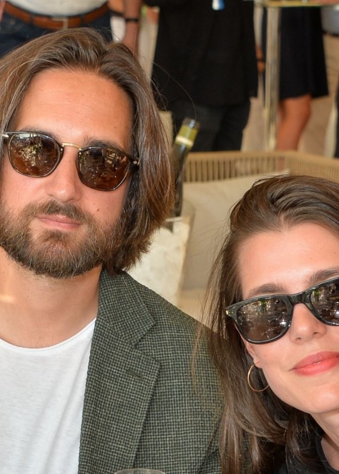 تشارلوت كاسيراجي وزوجها في منافسات لقفز الحواجز للخيول في باريس